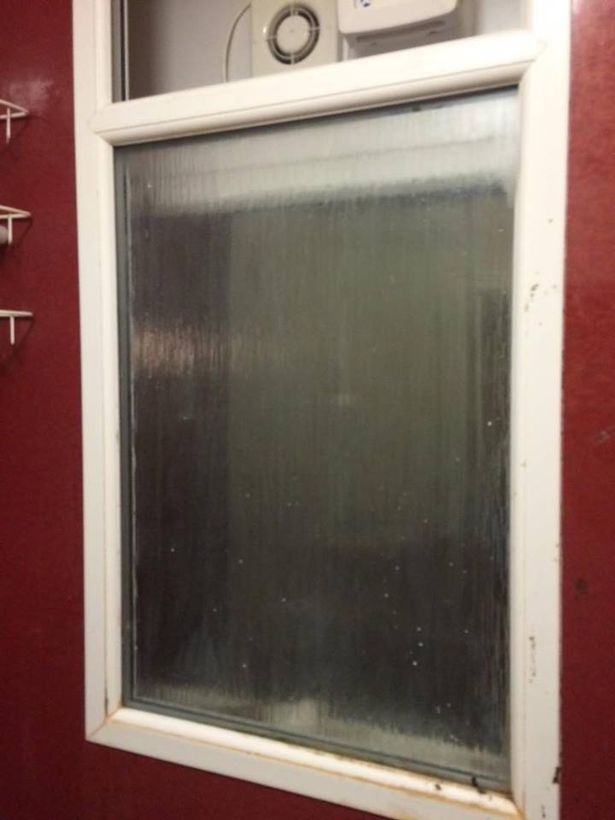 Una mujer quedó atrapada en la ventana del baño de su cita cuando