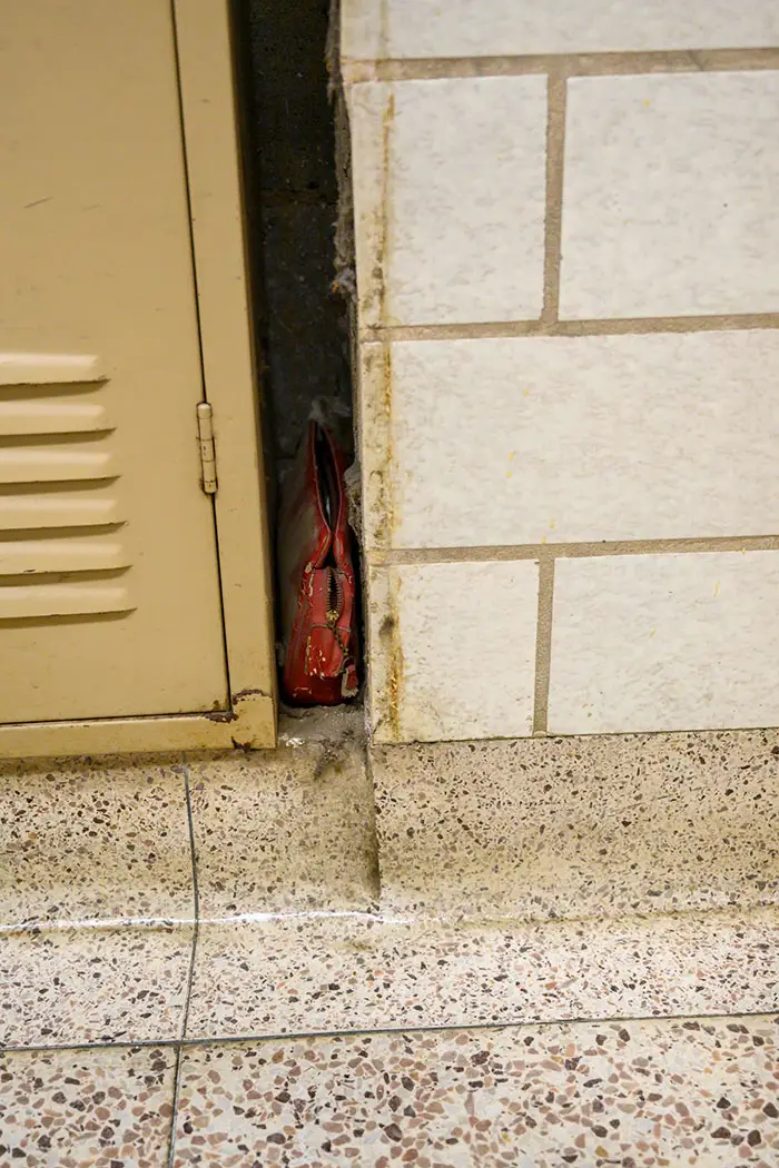 Una escuela encontró un bolso que fue perdido en los años 50 y su interior es como una cápsula del tiempo