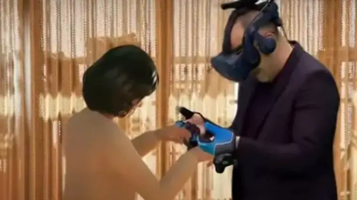 Hombre rompe en llanto al reunirse con su difunta esposa gracias a la Realidad Virtual