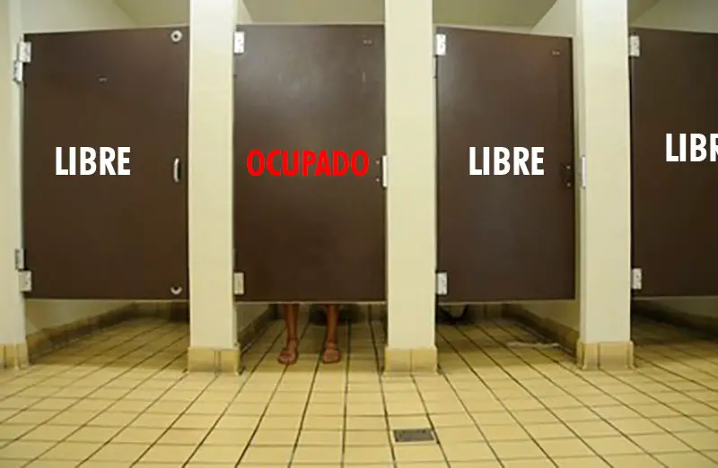 9 Motivos por las que las puertas de los baños públicos no llegan hasta el piso