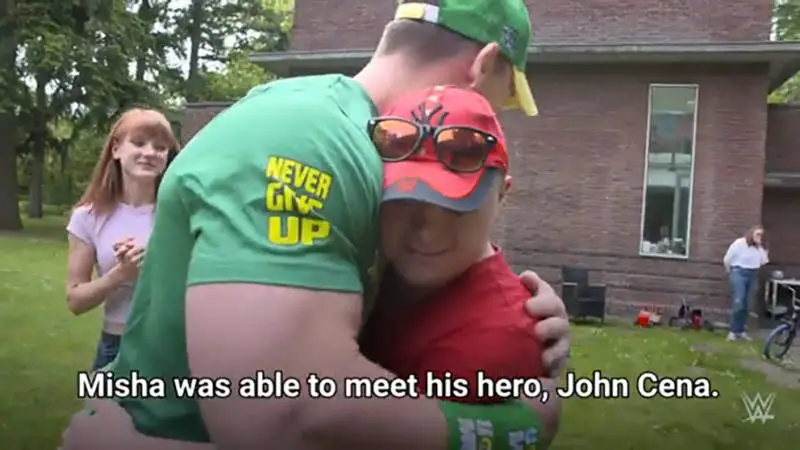 Madre le mintió a su hijo con Síndrome de Down que conocería a John Cena si aceptaba huir de Ucrania y su héroe no decepcionó