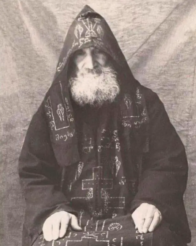 La madre de Tolotos, falleció a los pocos minutos de dar a luz, por la que jamás tuvo una figura materna. Tolotos fue abandonado en el monasterio, y fue criado por monjes ortodoxos.