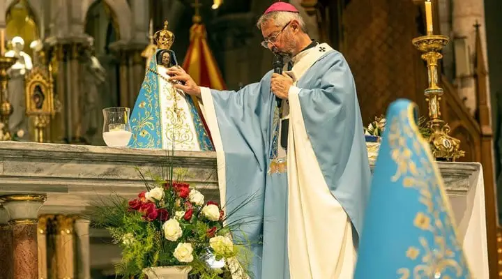 Argentinos bordan 3 estrellas mundialistas a la Virgen de Lujan para representar sus copas