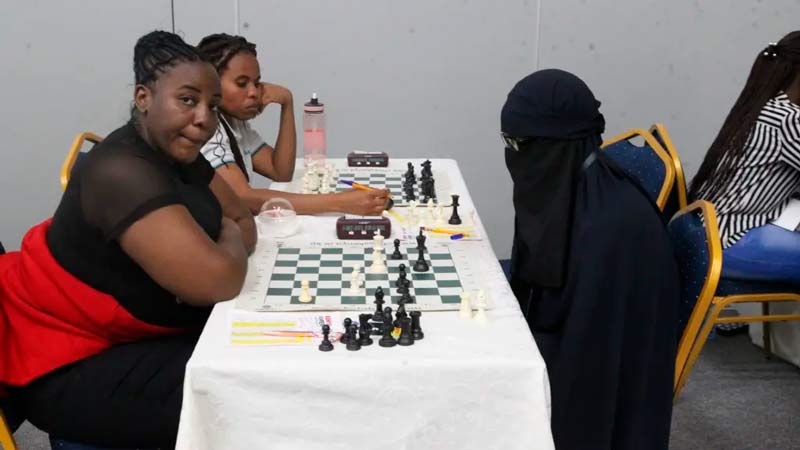 7 Detalles sobre el ajedrecista keniano que se disfrazó de mujer para ganar dinero