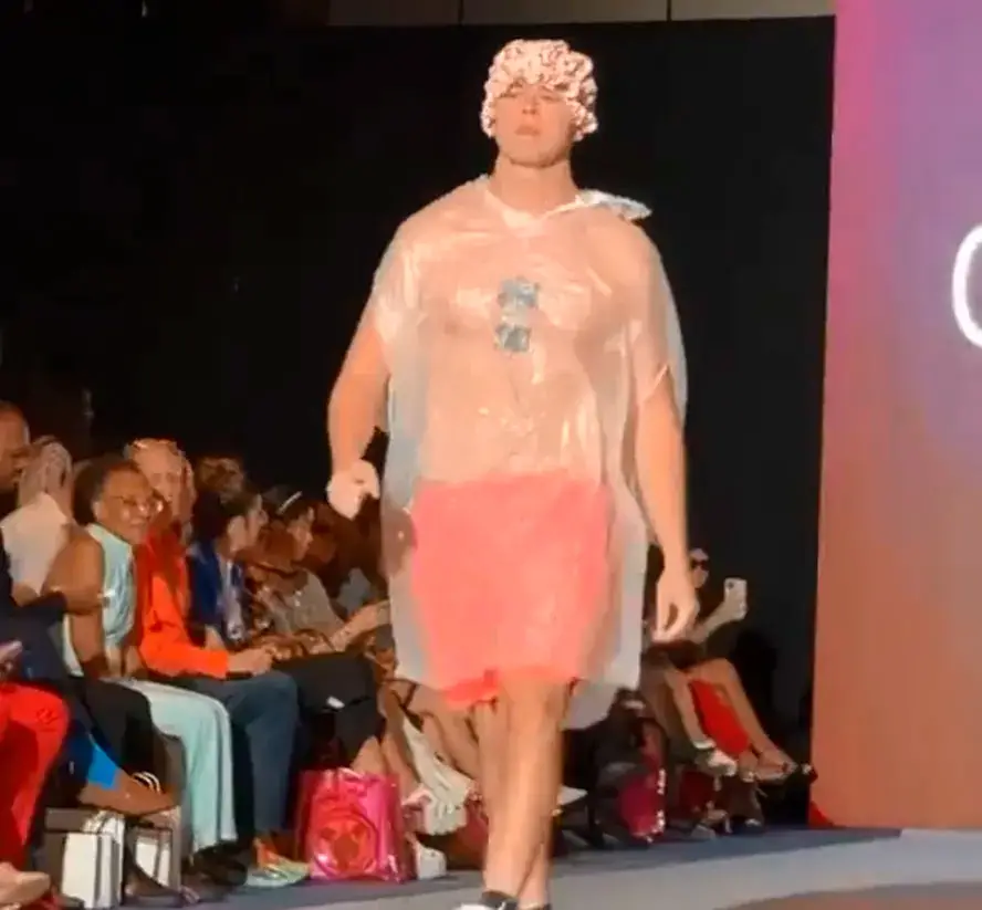Un intruso vestido con una bolsa de basura, un gorro de baño y shorts rosados, logró engañar a todo el público de la "Fashion Week". La gente pensó que era un diseño raro de moda, algunos incluso le aplaudieron.