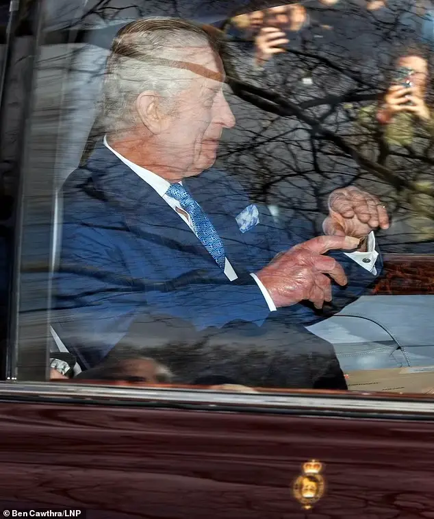 6 Puntos sobre la polémica del Rey Carlos y su mano con ‘Aspecto Raro’