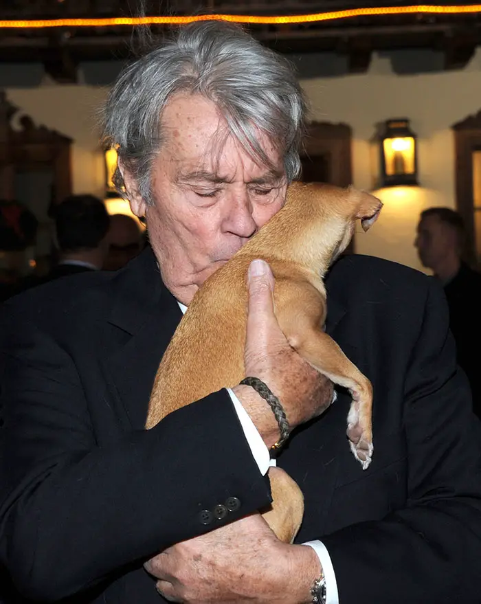 6 Datos del polémico “Último Deseo” del actor Alain Delon y su perro