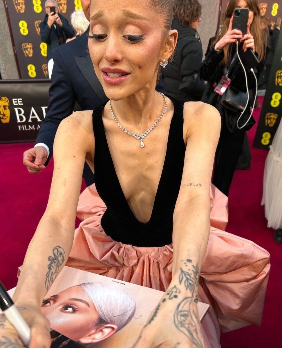 6 Datos de la “Polémica de Ariana Grande” y su foto preocupante de los BAFTAs