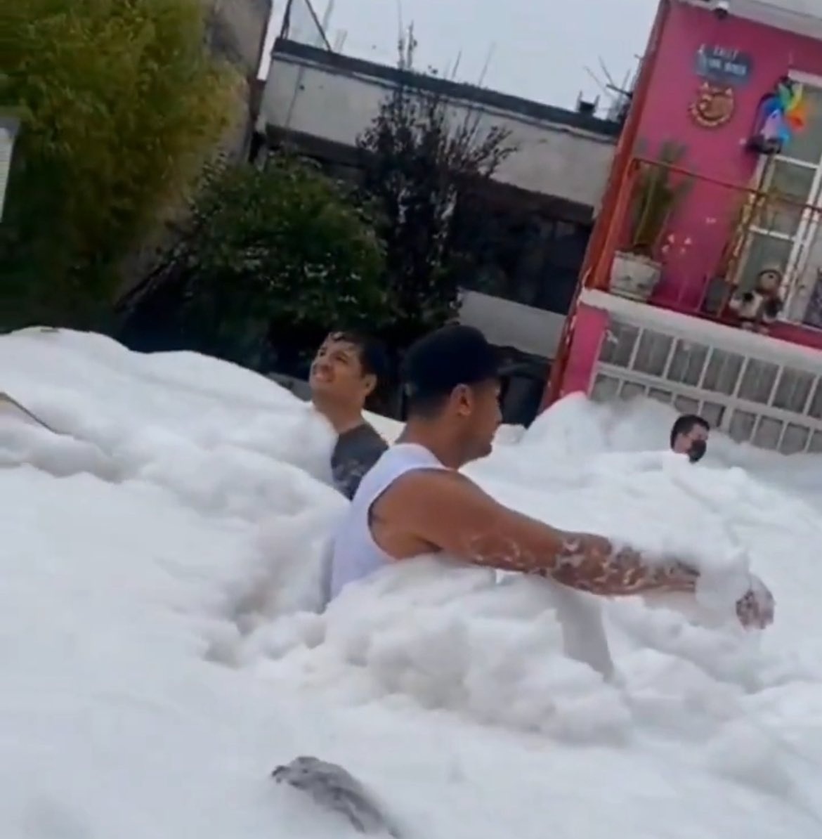 El ‘Contexto Completo’ de las personas que nadaron en la ‘Espuma Tóxica’ en México