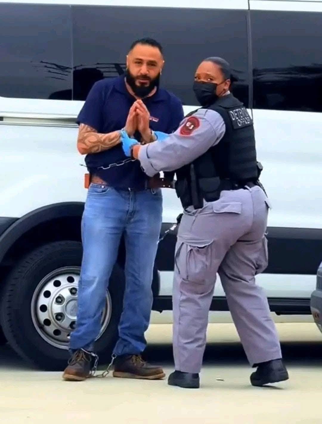 La ‘Historia Desgarradora’ del padre que calmó a su hija en su deportación