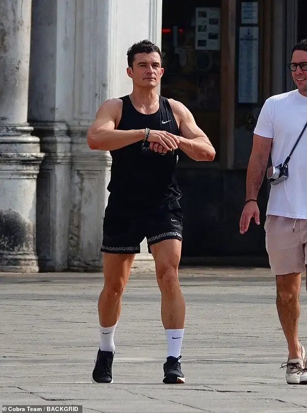 7 Fotos de Orlando Bloom en su “debut de soltero” en la boda de Jeff Bezos y Lauren Sánchez