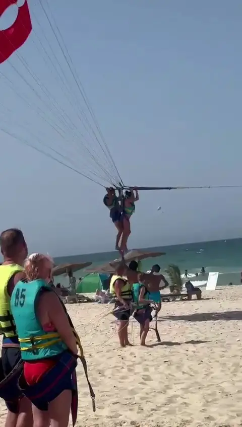 2. La obligaron a volar con él por su 'seguridad'