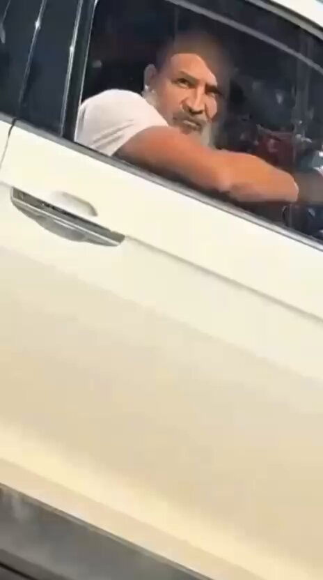 2. El conductor le pidió que arrojara el termo