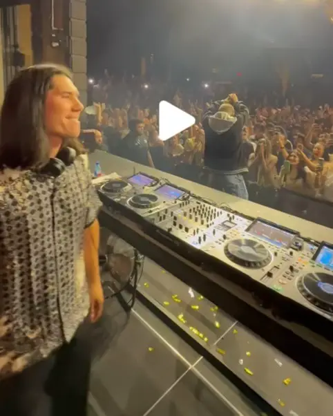 2. Un DJ lo presentó con 'bombos y platillos'