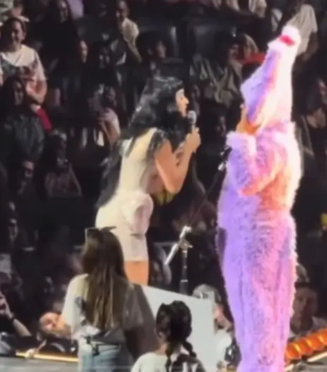 2. Katy respondió: "Sí, deberían disculparse"