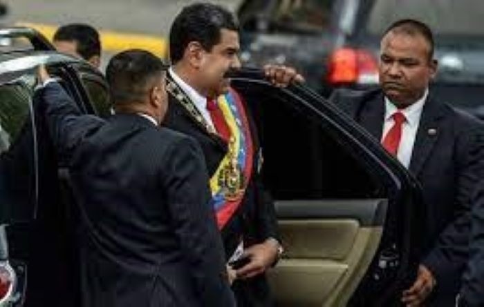 3. Sus guardaespaldas son cubanos