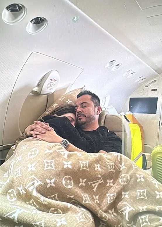 4. Fue captado en un jet privado con Belinda