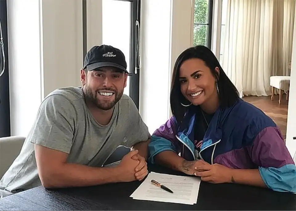 4. Demi Lovato rompió su contrato con él