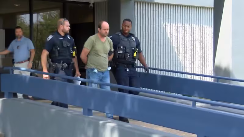 5. Fue arrestado por acosar a su ex novia