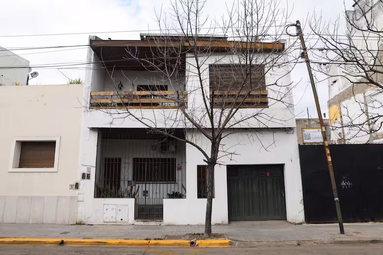 6. La casa del sospechoso cerró todas las ventanas