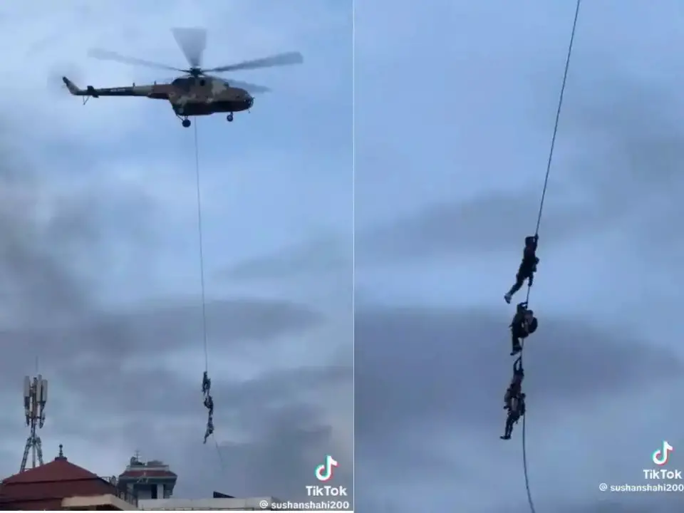 1. Salieron colgados de un helicóptero