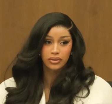 8 “Momentos Icónicos” que pasaron en el Juicio por agresión de Cardi B