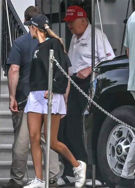 4. Fue visto jugando golf con su nieta