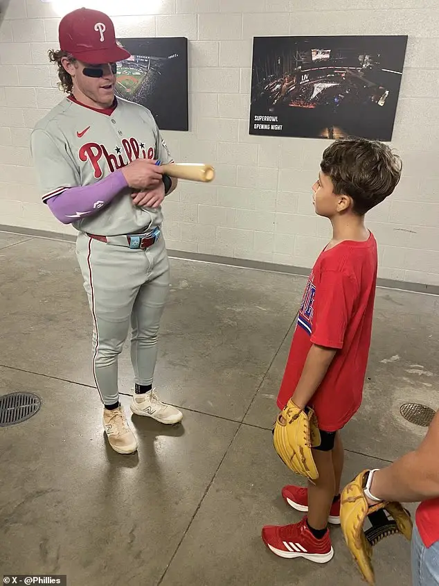 6. El niño fue invitado a conocer a los Phillies