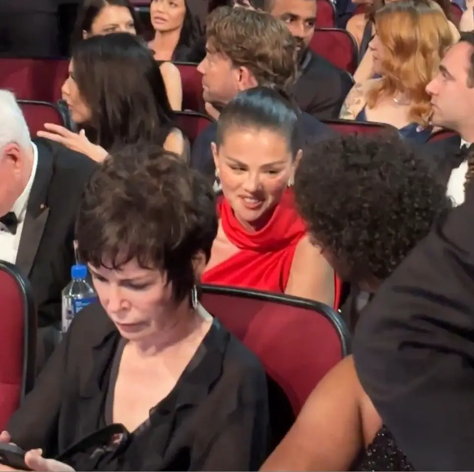 9. Selena Gómez fue vista en el chisme