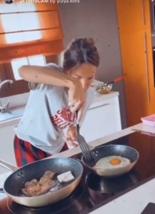 2. "Belinda le preparaba el desayuno"