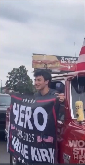 2. La camioneta llevaba una bandera de Charlie Kirk