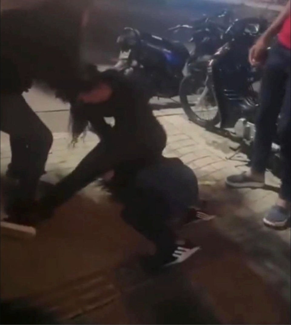 3. La arrastraron hasta la calle