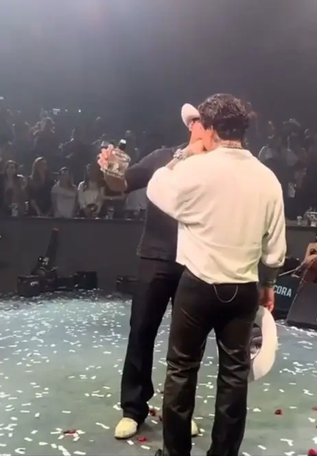 3. Se enojó porque le querían dar agua