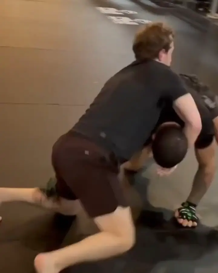 3. Mark logró derribar a Pereira