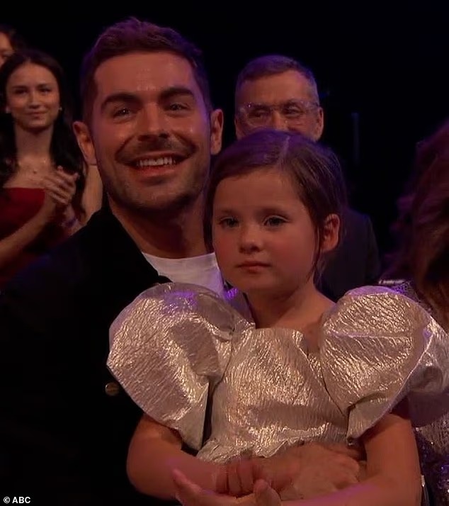 1. Apareció con el rostro cambiado