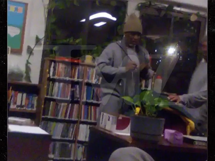 1. Lo grabaron trabajando en la biblioteca