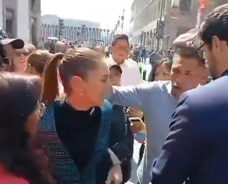 2. Sheinbaum reaccionó quitándole las manos
