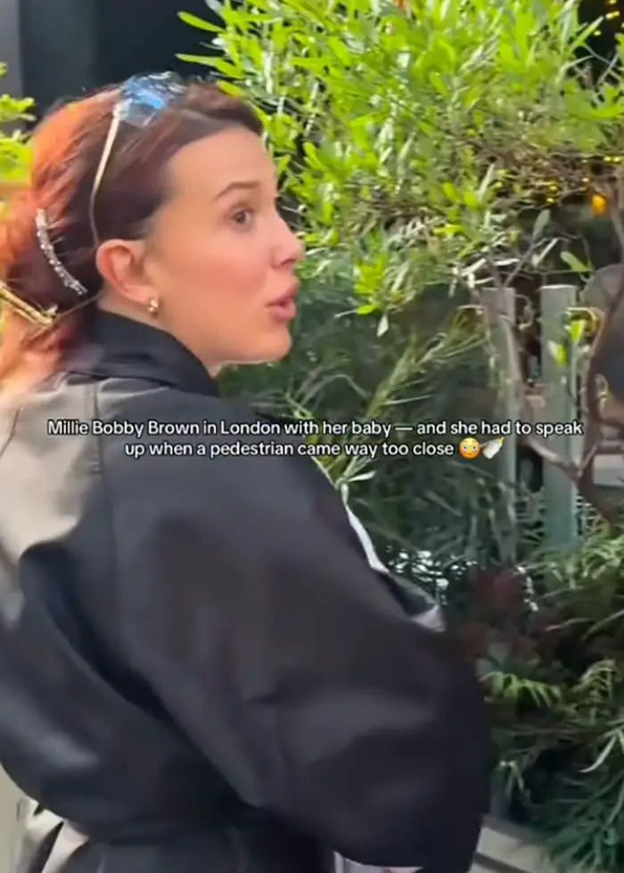 2. Millie tuvo que enfrentar a los fotógrafos sola