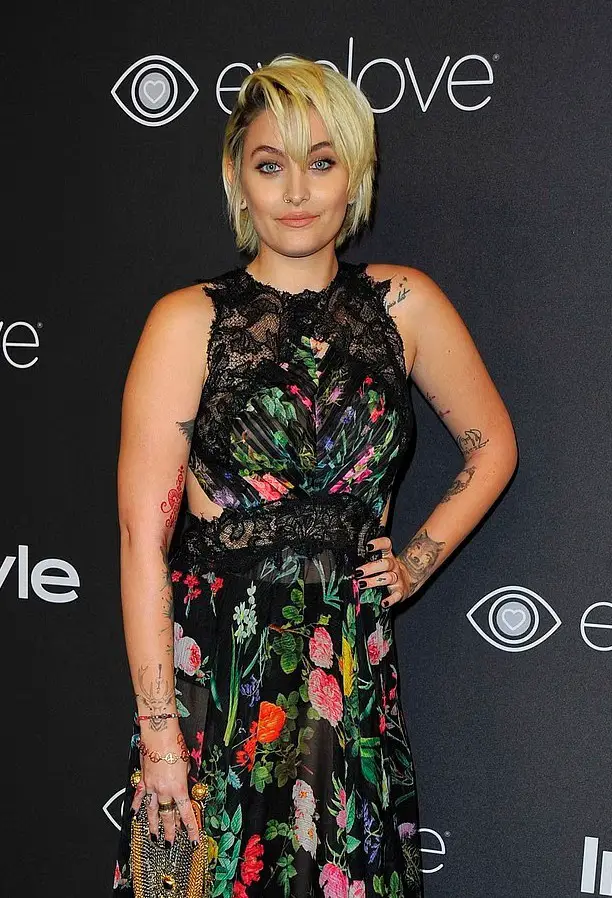 4. Se hizo tatuajes para cubrir sus autolesiones