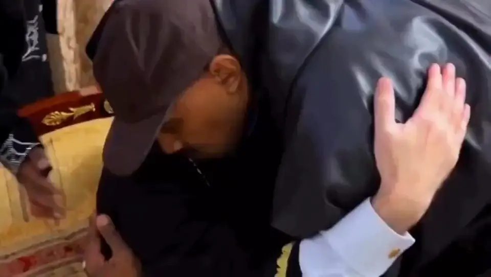 4. Terminaron abrazados