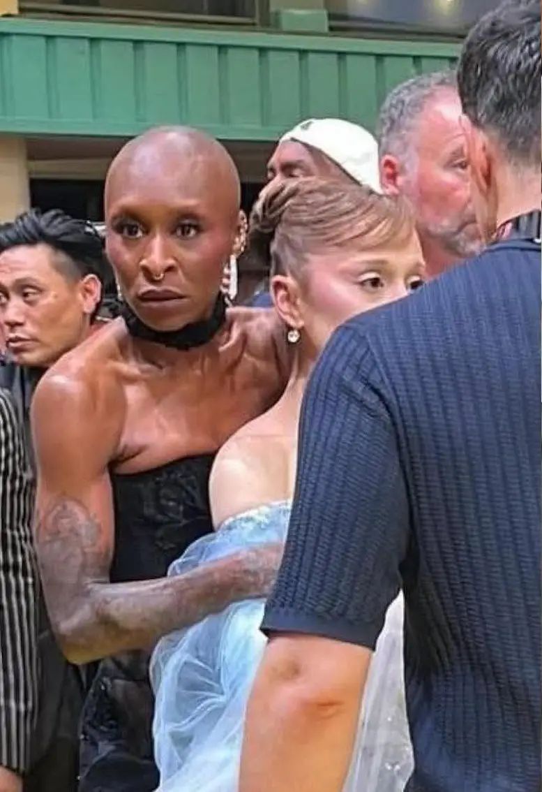 5. Cuando la defendió de un fanático lunático