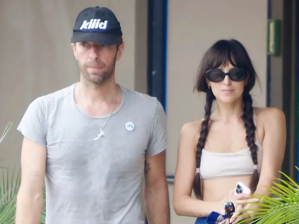 5. Chris Martin acaba de terminar con Dakota Johnson