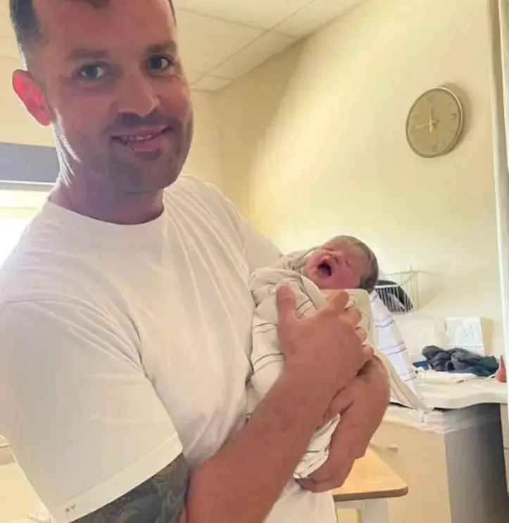 6. Tenía el hábito de dejar a sus hijos en el auto