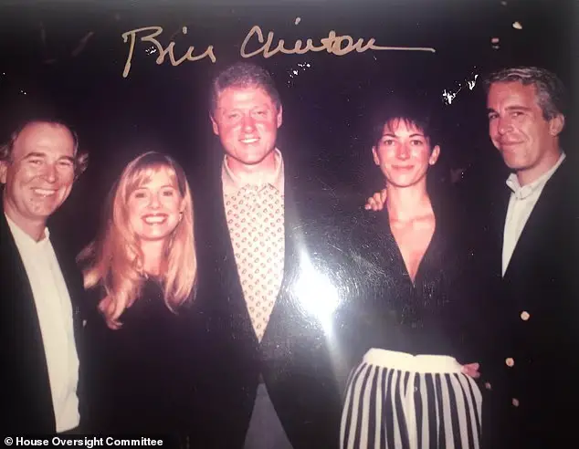 3. Hay una foto autografiada de Bill Clinton