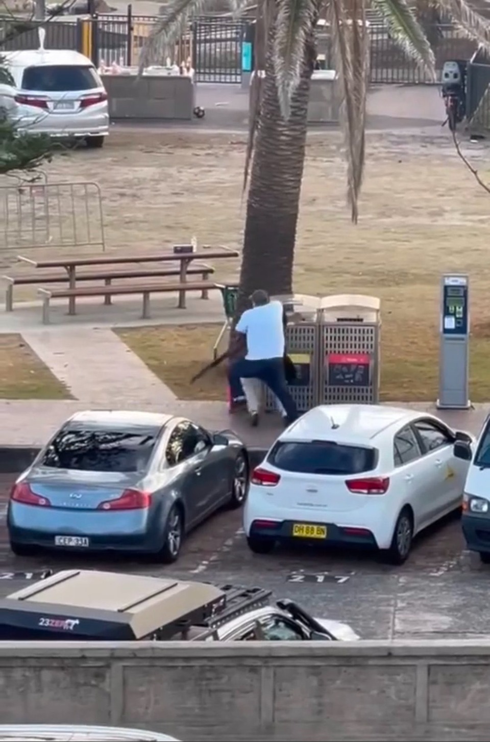 4. Un héroe le quitó el arma a un terrorista