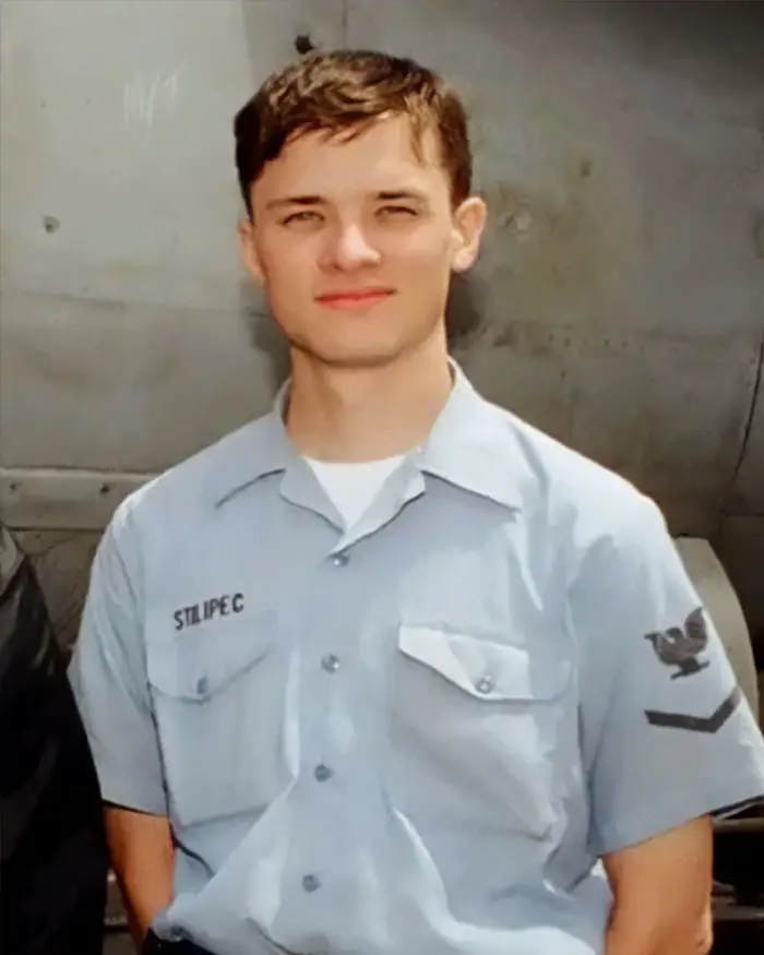 5. Es veterano de la Marina de Estados Unidos