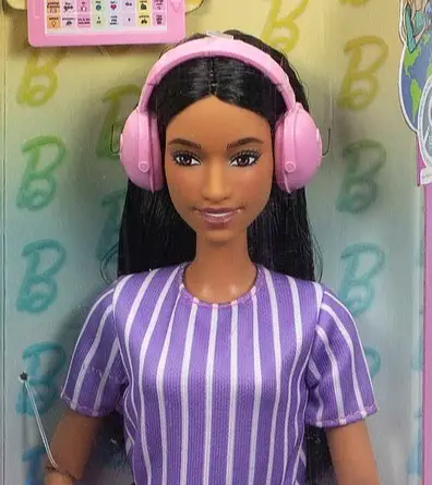 1. Tiene la mirada desviada