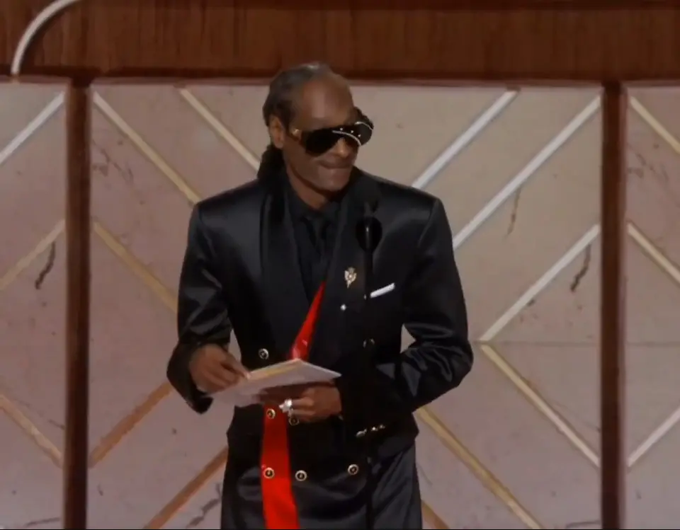 4. Snoop Dogg presentó un premio "fumado"