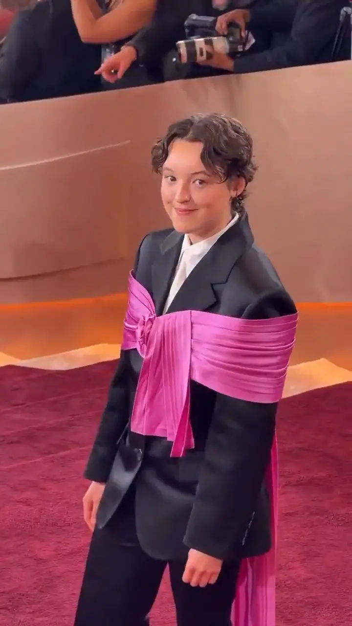 8. Bella Ramsey impactó con su atuendo