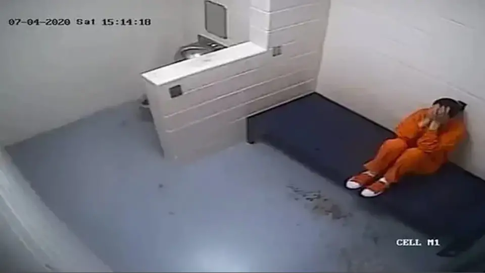 3. Los guardias la revisaban cuando iba al baño